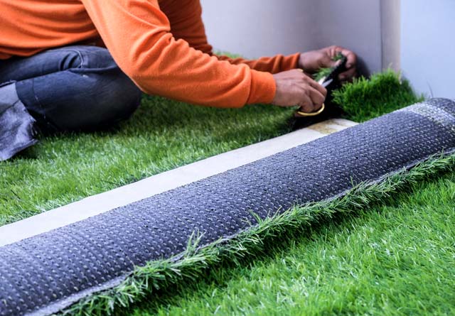 DIY Fittiing Artificial grass in the garden